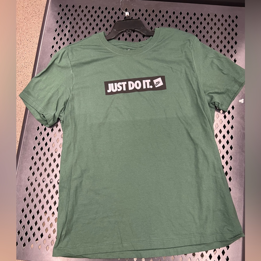 NWT Nike TShirt - Picture 1 of 1